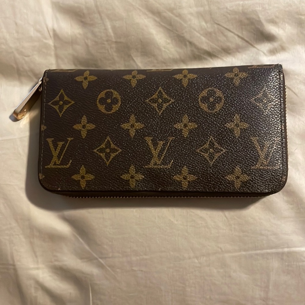STEAL 100% AUTHENTIC LOUIS VUITTON BROWN MONOGRAM ZIPPY WALLET. RETAIL $950 9/10